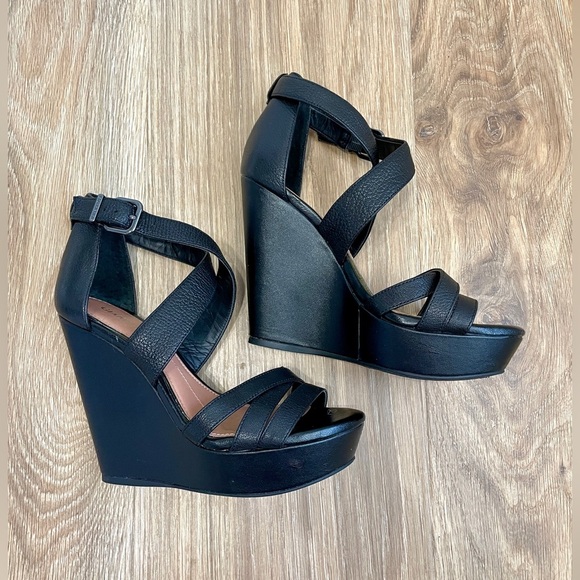 Gianni Bini Black Leather Wedges - 6M EUC - Picture 2 of 5